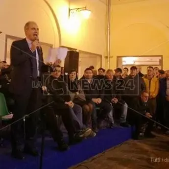 Bagno di folla per Mascaro dopo lo scioglimento del Comune di Lamezia (VIDEO)