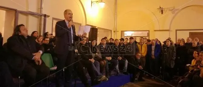 Bagno di folla per Mascaro dopo lo scioglimento del Comune di Lamezia (VIDEO)