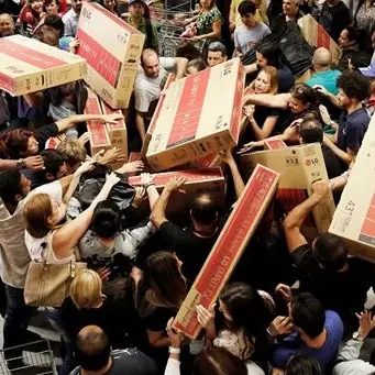 Anche in Calabria scatta il Black Friday, la giornata dello shopping compulsivo (VIDEO)