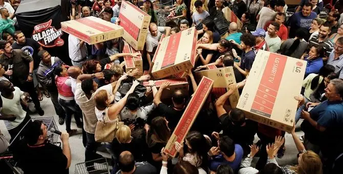 Anche in Calabria scatta il Black Friday, la giornata dello shopping compulsivo (VIDEO)