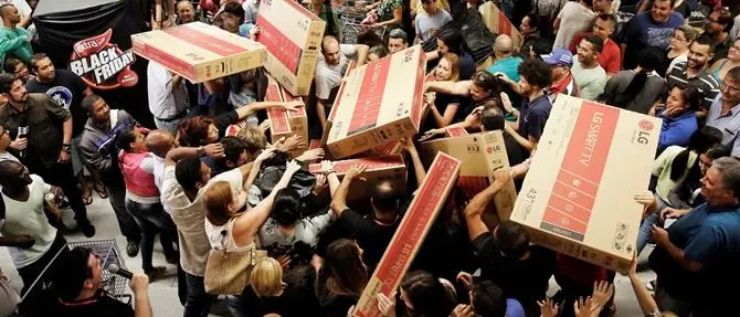 Anche in Calabria scatta il Black Friday, la giornata dello shopping compulsivo (VIDEO)