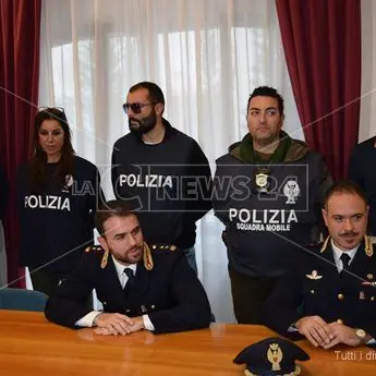 Armi in pugno svuotano le casse: il video della rapina all'Europsin di Crotone