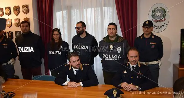 Armi in pugno svuotano le casse: il video della rapina all'Europsin di Crotone