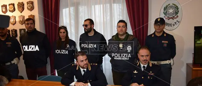 Armi in pugno svuotano le casse: il video della rapina all'Europsin di Crotone