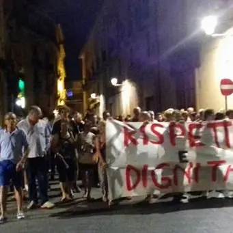 Cosenza, gli attivisti bloccano il ministro: «Troppo degrado nel centro storico» (VIDEO)