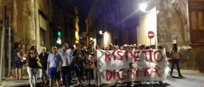 Cosenza, gli attivisti bloccano il ministro: «Troppo degrado nel centro storico» (VIDEO)