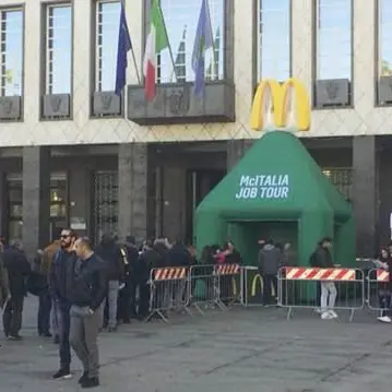 Apre il McDonald’s a Cosenza, file chilometriche per un posto di lavoro