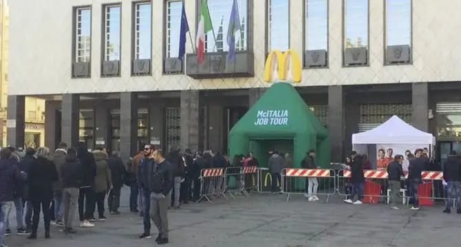 Apre il McDonald’s a Cosenza, file chilometriche per un posto di lavoro