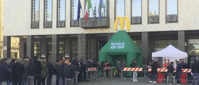 Apre il McDonald’s a Cosenza, file chilometriche per un posto di lavoro