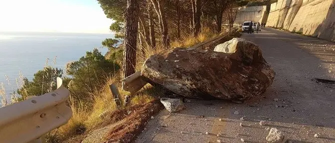 Troppo rischiosa per lo scuolabus, la strada alternativa fa più paura di quella principale (VIDEO)