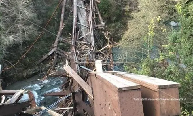 Crolla il ponte sul fiume Lao tra Papasidero e Laino Castello