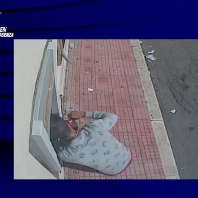 Corigliano, ai domiciliari per furto di carte di credito