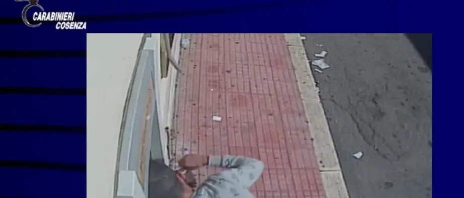 Corigliano, ai domiciliari per furto di carte di credito