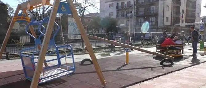 Vibo, l'altalena spezza-gambe che manda i bambini all'ospedale (VIDEO)