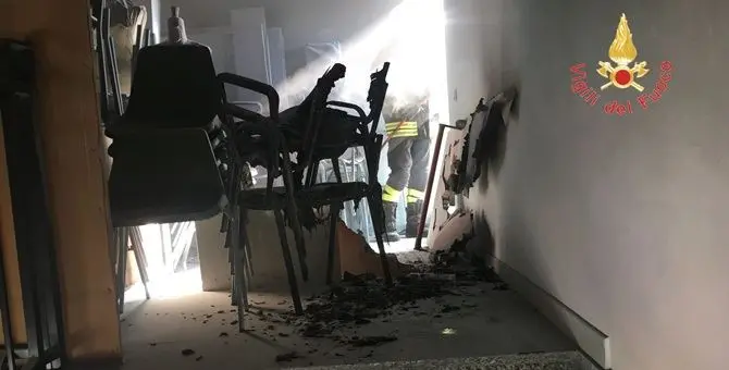 In fiamme l'istituto professionale Maiorana a Girifalco (FOTO)