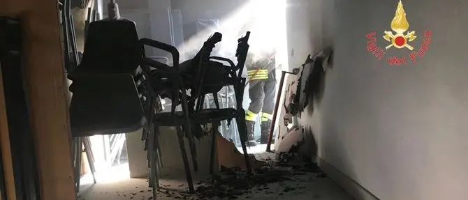 In fiamme l'istituto professionale Maiorana a Girifalco (FOTO)