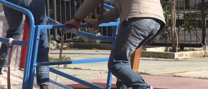 Altalena spezza-gambe, confronto tra chi la definisce una “trappola” e chi la difende: «È solo per disabili»