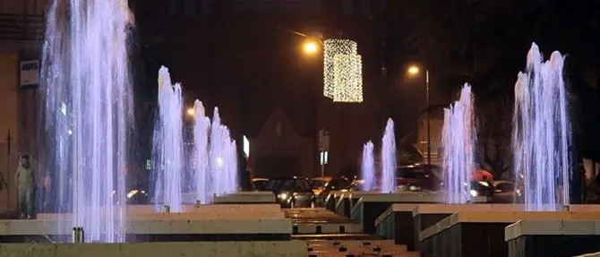 «Tutti a farci la doccia nelle fontane del corso», protesta social a Cosenza