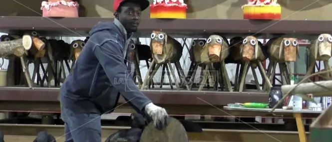 Lamezia, la “fabbrica di Babbo Natale” in cui lavorano immigrati (FOTO)