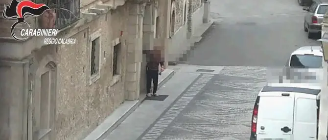 Assenteismo, blitz dei carabinieri nel Comune di Sant'Ilario dello Ionio: 11 misure cautelari (VIDEO)