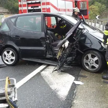 Auto fuori strada a Catanzaro, due feriti