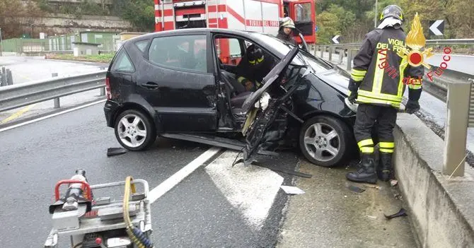 Auto fuori strada a Catanzaro, due feriti