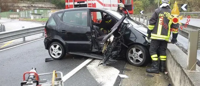 Auto fuori strada a Catanzaro, due feriti