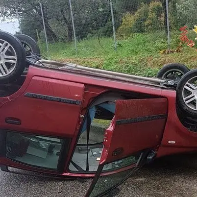 Incidente a Soverato, auto si ribalta: illesa la conducente