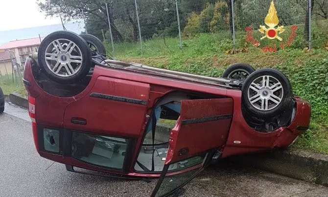 Incidente a Soverato, auto si ribalta: illesa la conducente