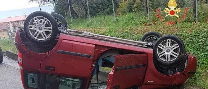 Incidente a Soverato, auto si ribalta: illesa la conducente