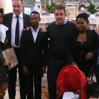 «Siamo cristiani, ci avrebbero sgozzato». La storia di Joel e dei suoi bambini fuggiti dalla Nigeria (VIDEO)