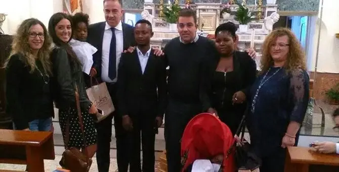 «Siamo cristiani, ci avrebbero sgozzato». La storia di Joel e dei suoi bambini fuggiti dalla Nigeria (VIDEO)