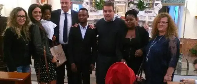 «Siamo cristiani, ci avrebbero sgozzato». La storia di Joel e dei suoi bambini fuggiti dalla Nigeria (VIDEO)