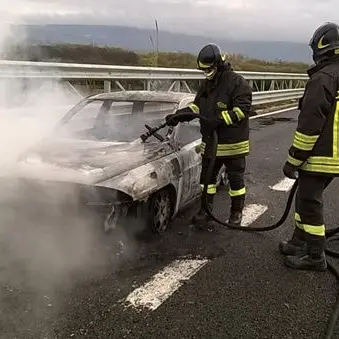 Lamezia, auto in fiamme sull'autostrada A2