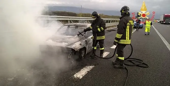 Lamezia, auto in fiamme sull'autostrada A2