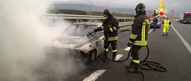 Lamezia, auto in fiamme sull'autostrada A2