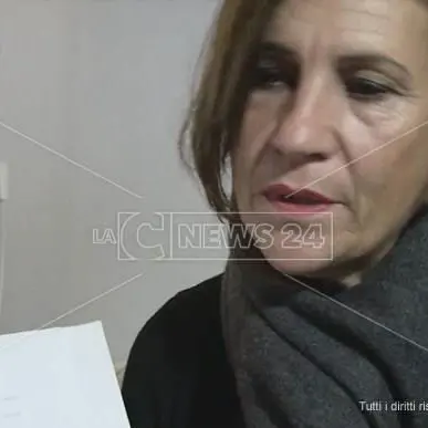 La casa è tra i beni pignorati all’ex marito: famiglia sfrattata (VIDEO)
