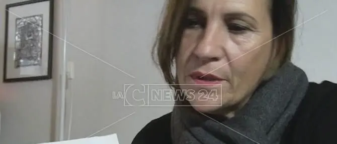 La casa è tra i beni pignorati all’ex marito: famiglia sfrattata (VIDEO)