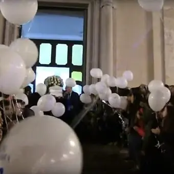 Tutta Vibo per l'ultimo saluto a Gabriella: in migliaia al funerale della bimba (VIDEO)