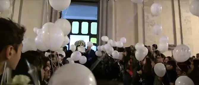Tutta Vibo per l'ultimo saluto a Gabriella: in migliaia al funerale della bimba (VIDEO)