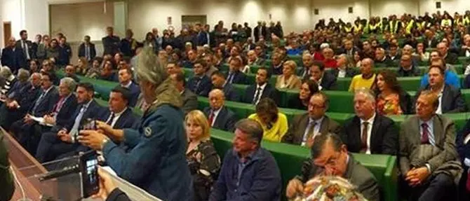 Sanità, Oliverio ostenta il sostegno dei sindaci: sono in 350 a chiedere la fine del commissariamento