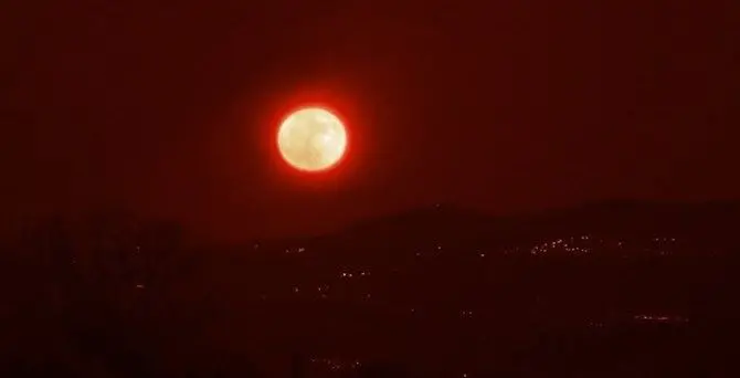 È la notte della superluna, eccola mentre sorge sul Vibonese