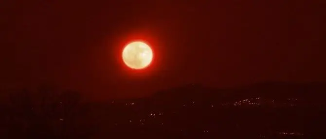 È la notte della superluna, eccola mentre sorge sul Vibonese