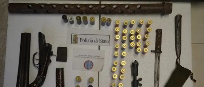 Droga e armi in casa, arrestato 49enne a Catanzaro