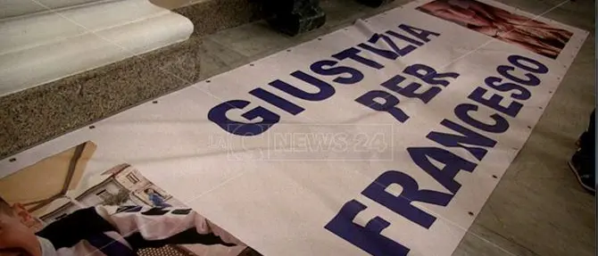 Fiaccole accese per invocare verità e giustizia per Francesco (VIDEO)
