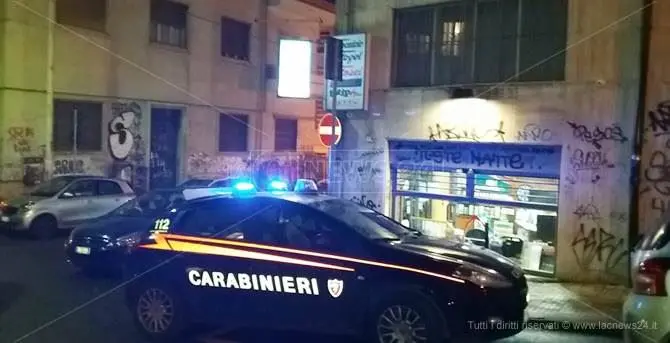 Minaccia la titolare con un taglierino, rapina in una tabaccheria di Cosenza