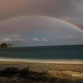 Tropea sotto la volta di un arcobaleno notturno: la superluna stupisce ancora