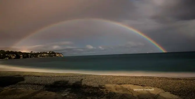 Tropea sotto la volta di un arcobaleno notturno: la superluna stupisce ancora