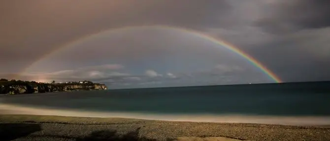 Tropea sotto la volta di un arcobaleno notturno: la superluna stupisce ancora