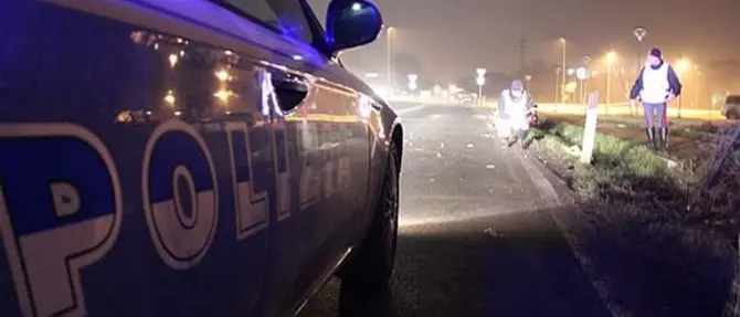 Le ambulanze non bastano: i poliziotti fanno l’autostop per salvare una ragazza